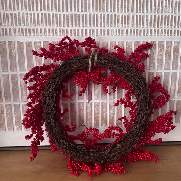 NWT Festive Red Berry Holiday Wreath - Picture 5 of 6